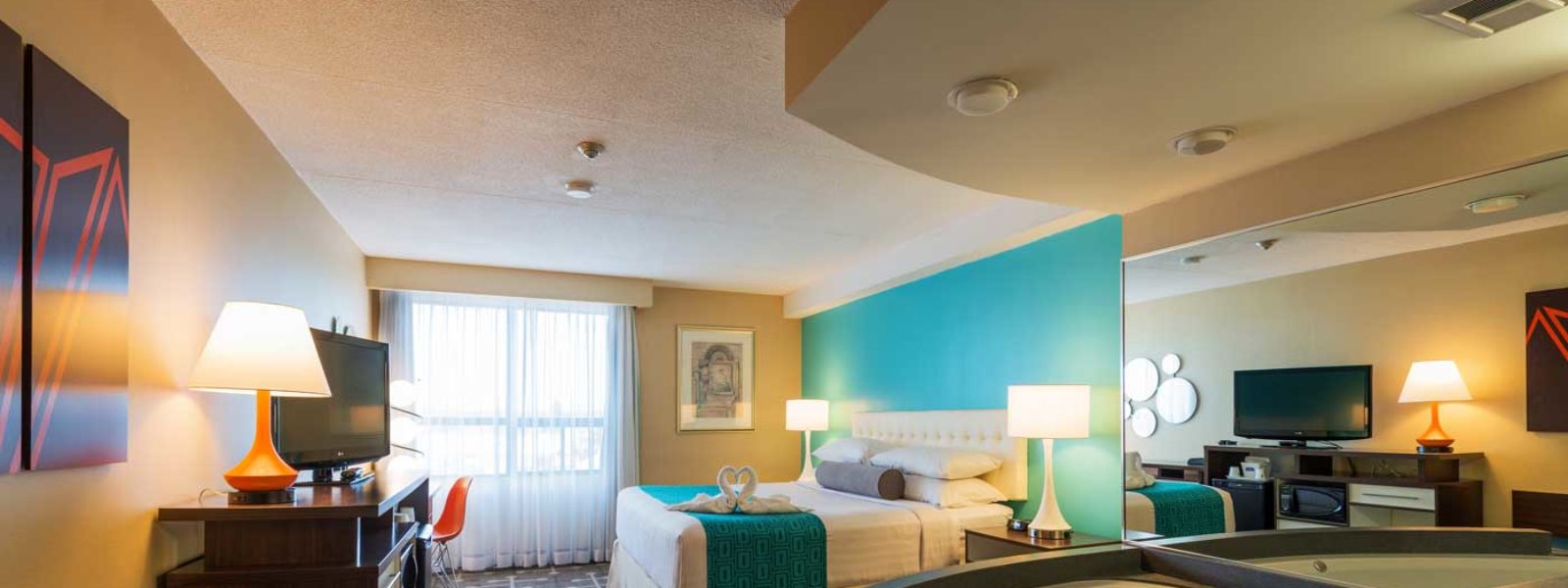 Deluxe King Whirlpool Suite Howard Johnson Plaza By Wyndham By The Falls