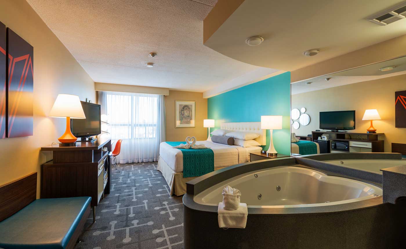 Deluxe King Whirlpool Suite Howard Johnson Plaza By Wyndham By The Falls