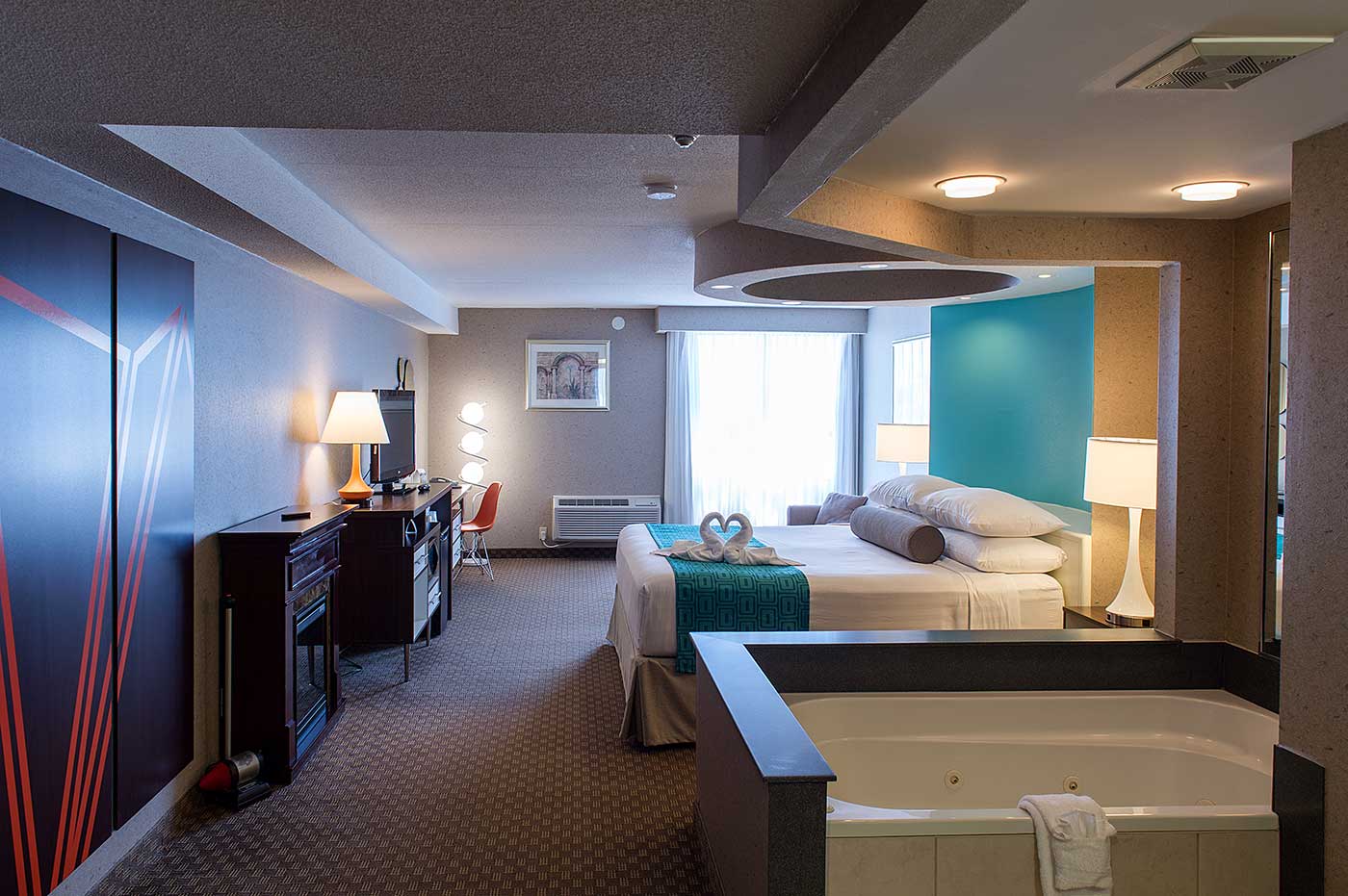 Superior King Whirlpool/Fireplace Suite Howard Johnson Plaza by Wyndham by the Falls